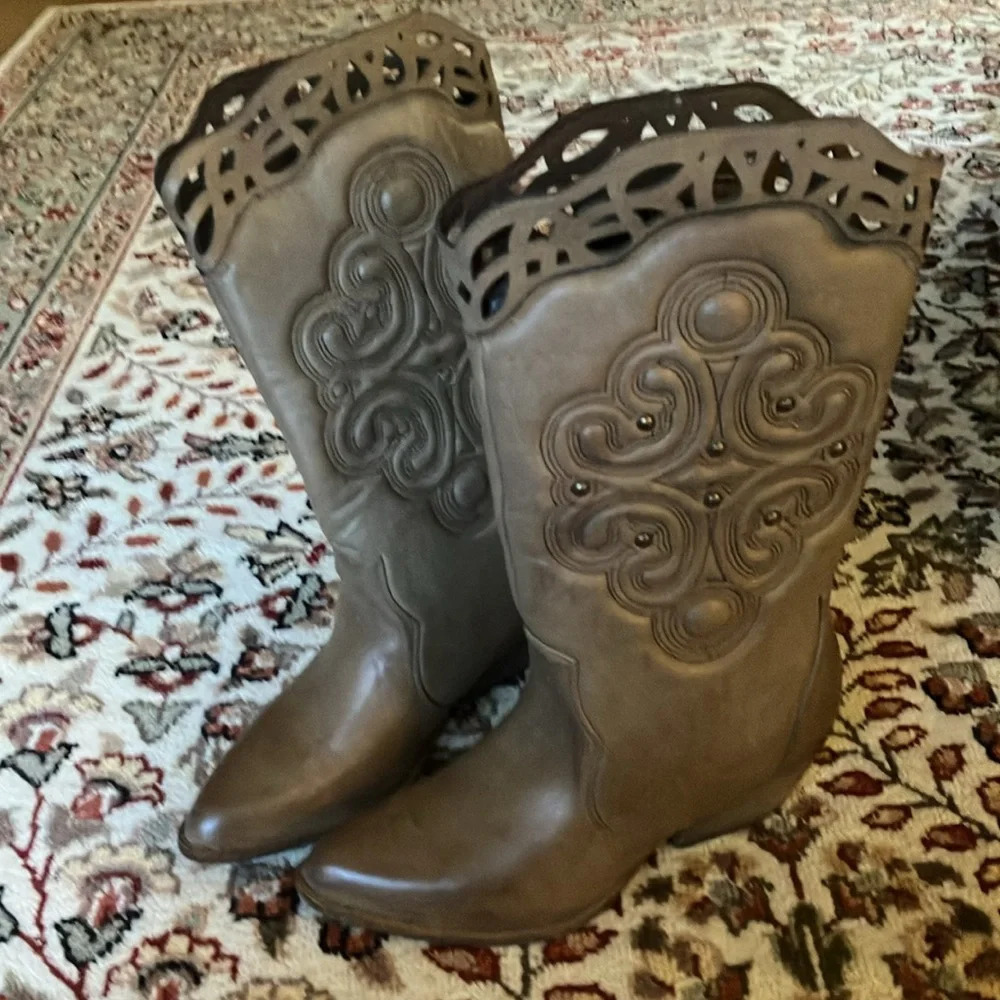 XOXO Womens Tan/Brown Western Cowgirl Boots. Faux Leather- Size 8. Preowned - Picture 5 of 10